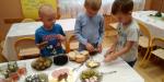 Przedszkolaki z Brzezinki uczą się zasad zachowania przy stole  - „szwedzki stół”