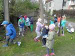 Przedszkolaki z PS w Brzezince sprzątają najbliższą okolicę