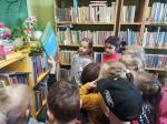 Jeżyki poznają zasady korzystania z biblioteki. Wycieczka do biblioteki w Brzezince.