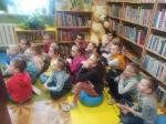 Przedszkolaki uczą się w Bibliotece w Brzezince dbać o ptaki w zimie